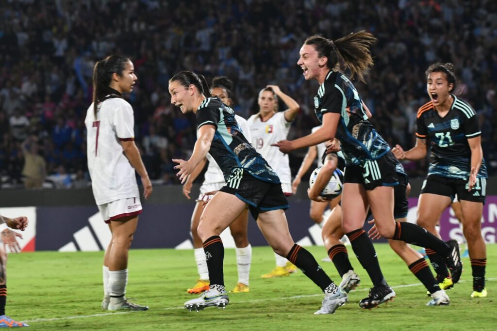Argentina empató con Venezuela, Aldana Cometti festeja su gol.