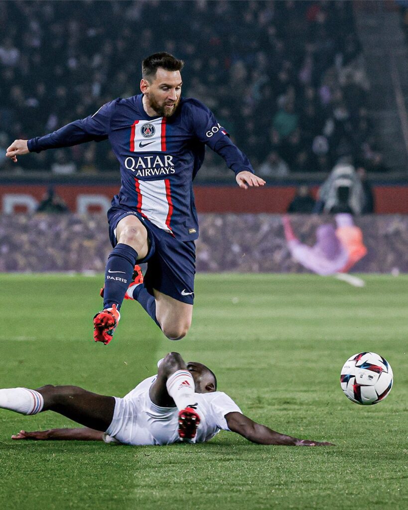 Lionel Messi en pleno partido del PSG saltando a rival.