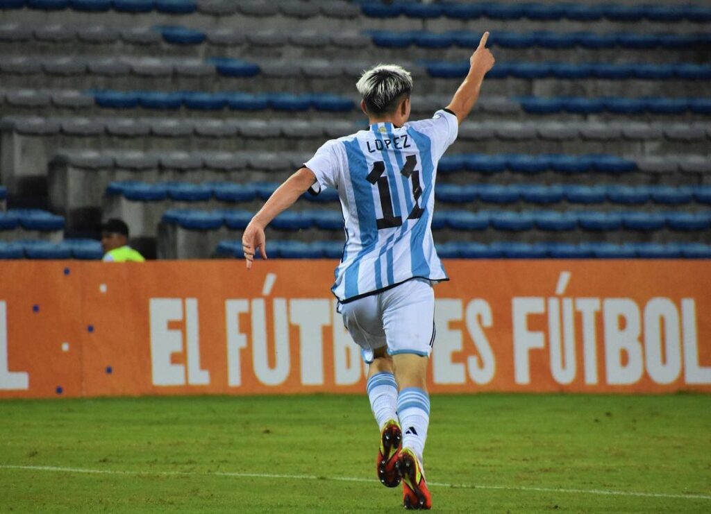 Santiago López festeja con la Selección Argentina