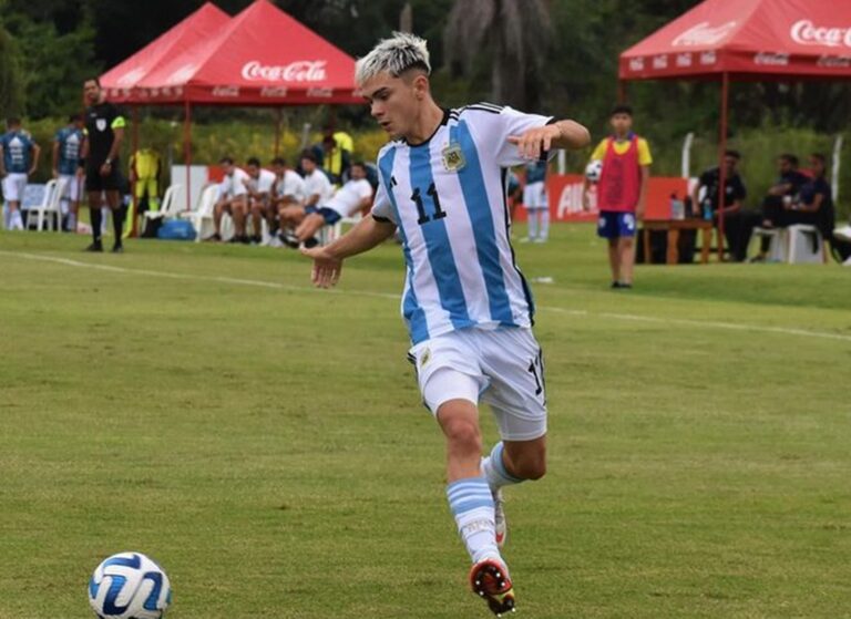 Santiago López jugando para Argentina. Foto: Instagram @santiiloopez11