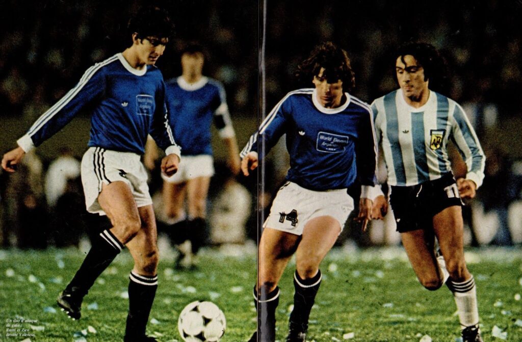 El argentino José Valencia marca al italiano Paolo Rossi y al brasileño Zico, autor del gol de la victoria.La seleccion Argentina vs. Resto del Mundo 1979