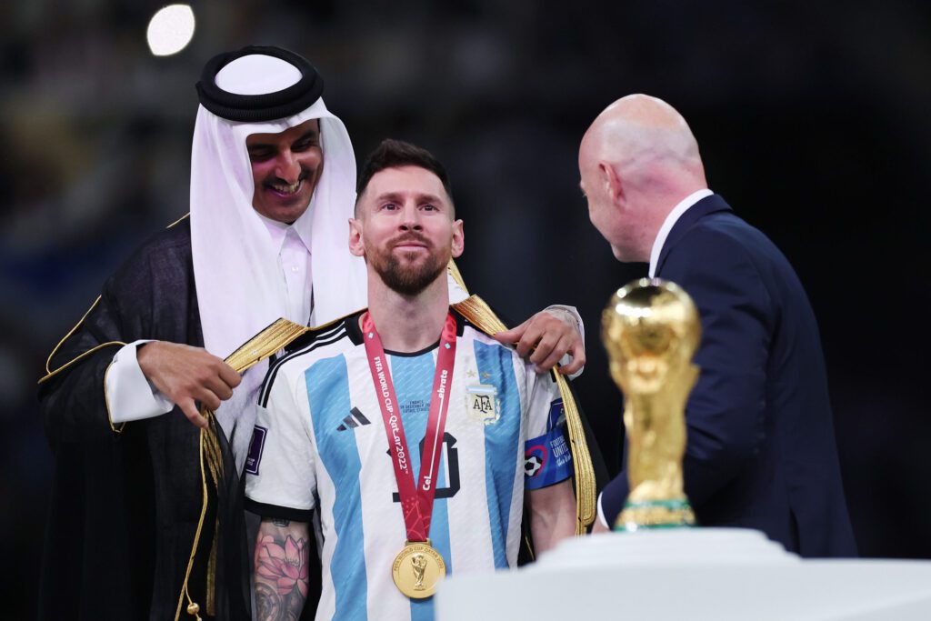 Lionel Messi siendo condecorado en Qatar 2022