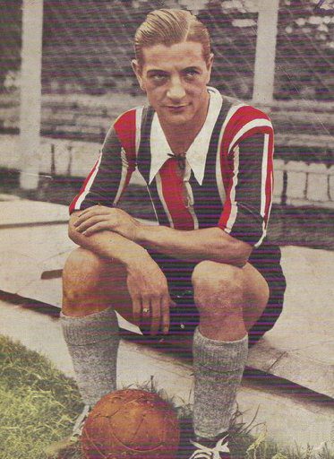 Jugó en Chacarita, su primer equipo argentino durante el profesionalismo, antes de terminar su carrera en River Plate, en 1937