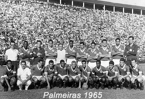 El equipo del Palmeiras en el año en que jugaron para la selección brasileña un amistoso contra Uruguay