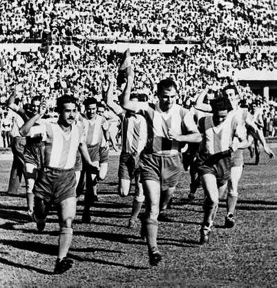 El festejo de los futbolistas argentinas en el estadio Monumental de Núñez. Labruna y Méndez fueron los goleadores del campeón con cinco tantos cada uno