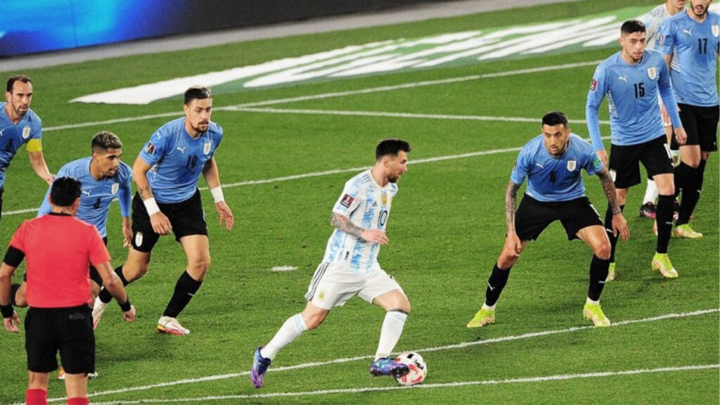 Messi vs. Uruguay en 2021. Argentina ganó 3 a 0 por las Eliminatorias para el Mundial de Qatar