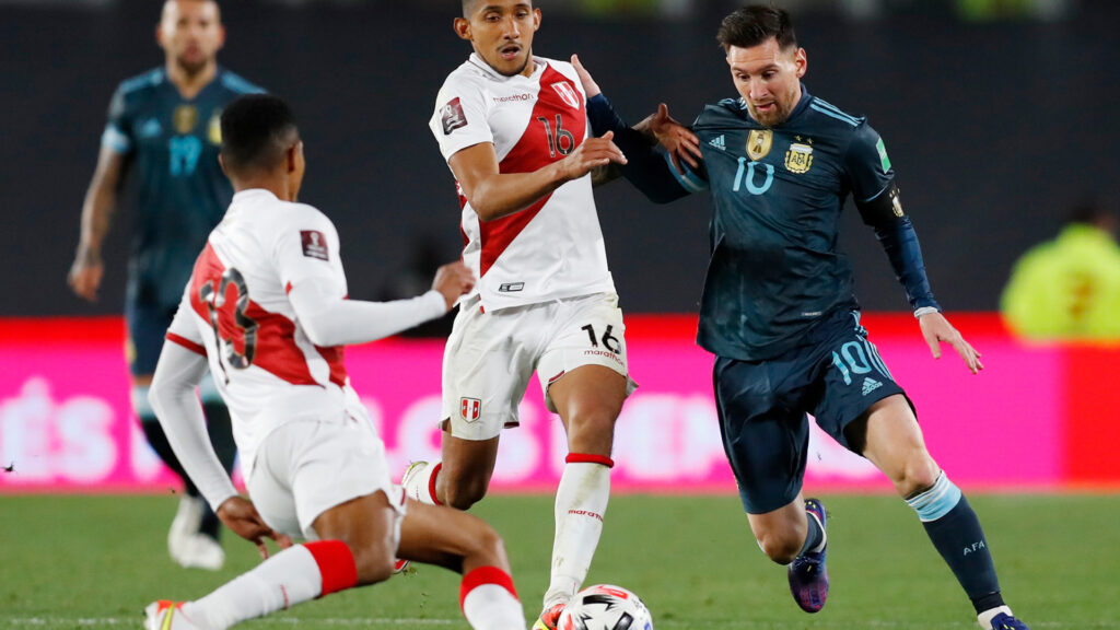 Lionel Messi ante Perú. Foto: REUTERS/Agustín Marcarian