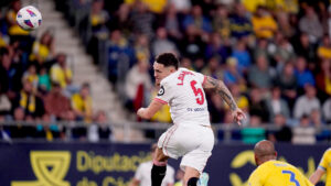 Con gol de Lucas Ocampos, Sevilla empató con Cádiz