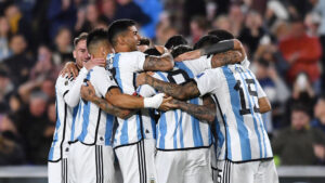 Formaciones titulares Argentina vs Uruguay