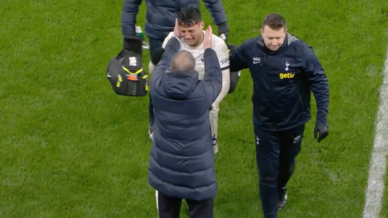 Alejo Véliz rompió en llanto luego de sufrir una fuerte lesión ante Bournemouth por la Premier League