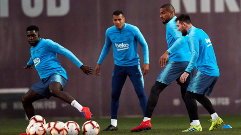 Lionel Messi y Kevin-Prince Boateng en un entrenamiento de Barcelona