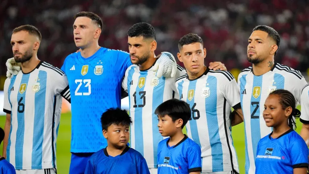 Como ya había sucedido con Dibu Martínez, el defensor de la Selección Argentina manifestó sus diferencias con el delantero francés. La admiración por Messi y el cariño de siempre por Belgrano.
