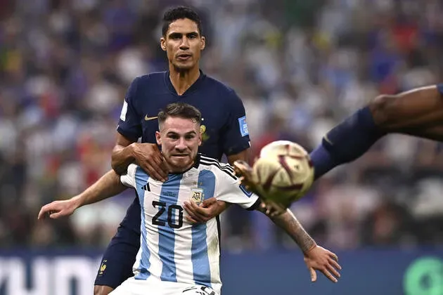El subcampeón mundial en Qatar 2022, Raphael Varane, podría ser nuevo compañero de Lionel Messi en Inter Miami.