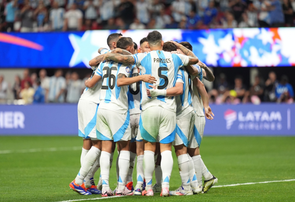 Argentina y Canadá inauguran la Copa América 2024 en el Mercedes-Benz Stadium. Con gol de la Araña la Argentina le gana a Canadá.