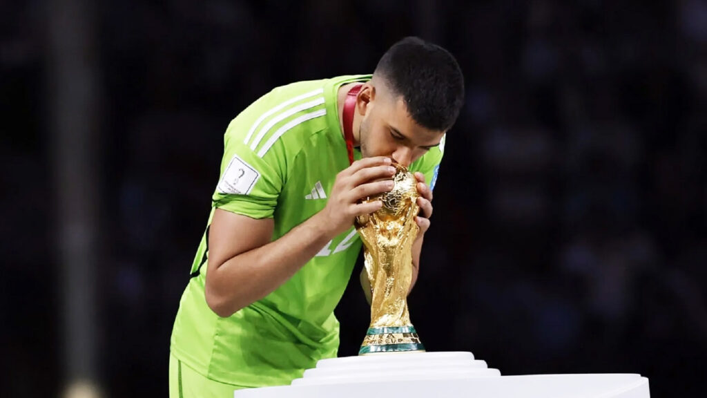 Gerónimo Rulli con la Copa del Mundo en Qatar 2022
