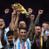 Soccer Football - FIFA World Cup Qatar 2022 - Final - Argentina v France - Lusail Stadium, Lusail, Qatar - December 18, 2022 Argentina's Angel Di Maria celebrates with the trophy and teammates after winning the World Cup REUTERS/Kai Pfaffenbach