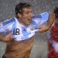 zzzznacd2NOTICIAS ARGENTINASBAIRES, OCTUBRE 10: Martin Palermo festeja luego de convertir el segundo gol de  Argentina que derrotó a Peru por 2 a 1.FOTO AFP-Juan Mabromata zzzz